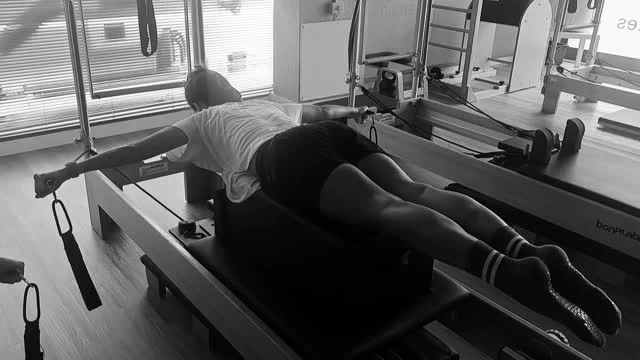 ⭐️UNO DE LOS EJERCICIOS ESTRELLA DEL MÉTODO PILATES EN REFORMER⭐️🤩PULLING STRAPS IIEjercicio del método Pilates que se hará en reformer, donde trabajaremos:✅️Musculatura Abdominal : Transverso del abdomen, Oblicuos mayor y menor, y Recto anterior del abdomen.✅️Flexores, aductores y rotadores externos de la cadera.✅️Extensores de la rodilla: cuádriceps.✅️Extensores vertebrales ✅️Estabilizadores escapulares✅️Extensores,  abductores y aductores del hombro.✅️Extensores del codo: tríceps. 💪🏻ENTRENA PILATES💪🏻#pilateslife #pilatesmaquinas #pilateslovers #pulling #reformer #entrenamiento #salud #bienestar #letspilates #algorta #getxo #vizcaya