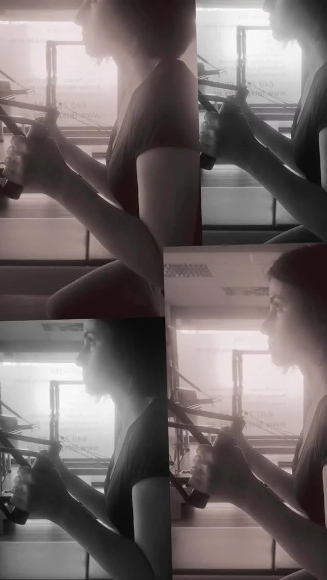 📢SE FUNCIONAL!!

El método Pilates comparte una filosofía y muchos principios con el entrenamiento funcional, lo que lo convierte en una excelente herramienta para mejorar la calidad de vida a través del movimiento. Algunas de las similitudes y cómo se relacionan son:

💪🏻ÉNFASIS EN EL CORE. 
Pilates se centra en el fortalecimiento de los músculos profundos del abdomen, la espalda baja y la pelvis, que es fundamental para la estabilidad y el control de todos los movimientos funcionales.

🧠MOVIMIENTOS CONTROLADOS Y CONSCIENTES 
Pilates enfatiza la calidad del movimiento sobre la can, proporcionándoles mejor mecánica corporal para las actividades diarias.

🤸🏻‍♀️TRABAJO DE LA ESTABILIDAD Y EL EQUILIBRIO 
Muchos ejercicios de Pilates desafían la estabilidad y requieren la activación de músculos estabilizadores,  lo que mejora el equilibrio y la propiocepción,  habilidades esenciales para prevenir caídas y moverse con seguridad en la vida diaria.

🏃🏻‍♀️‍➡️MEJORA DE LA FLEXIBILIDAD Y LA MOVILIDAD
Pilates incluye ejercicios que promueven la flexibilidad de las articulaciones y la elongación muscular, lo que facilita la realización de movimientos amplios y funcionales sin restricciones.

🧏🏻‍♀️ADAPTABILIDAD 
Tanto el entrenamiento funcional como el Pilates pueden adaptarse a las necesidades y capacidades individuales, incluyendo aquellos con limitaciones o en proceso de rehabilitación. 

🧘🏻‍♀️CONEXIÓN MENTE-CUERPO 
La concentración y la conciencia corporal que se cultivan el Pilates se transforma en que nos movemos en la vida diaria, permitiéndonos realizar las tareas con mayor atención y control

¡INCORPORA UN ENTRENO FUNCIONAL EN TU VIDA, ENTRENA PILATES!

#pilates #pilateslife #pilateslovers #pilatesmaquinas #entrenamiento #funcional #sefuncional #salud #saludable #bienestar #letspilates #algorta #getxo #bilbao #vizcaya