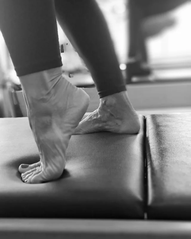 ⭐️SIENTE LA CONEXIÓN A TIERRA: LA IMPORTANCIA DE UN BUEN APOYO DE LOS PIES EN PILATES ( y por qué amar trabajar descalzo)

🤔¿ALGUNA VEZ TE HAS PARADO A PENSAR EN LA BASE DE TODO MOVIMIENTO?

¡Tus pies! 👣 un buen apoyo plantar no es solo comodidad,  es FUNDAMENTAL para una postura correcta,  un equilibrio sólido y la activación muscular eficiente en cada ejercicio de Pilates. 
Cuando trabajamos descalzos en Pilates, permitimos que los receptores sensoriales de nuestros pies se despierten. Esta conexión directa con el suelo nos brinda muchísimos beneficios. 

🌱 MAYOR PROPIOCEPCIÓN: Sentimos cada pequeño ajuste, fortaleciendo la conciencia de nuestro cuerpo en el espacio.

💪🏻 ACTIVACIÓN MUSCULAR PROFUNDA: Los músculos intrínsecos del pie y de la parte inferior de la pierna se activan de forma natural, creando una base más fuerte y estable para todo el cuerpo.

🤸🏻‍♀️ MEJORA ALINEACIÓN: Unos pies activos ayudan a alinear tobillos, rodillas y caderas, optimizando la biomecánica de cada movimiento. 

🧠 CONEXIÓN MENTE-CUERPO: Sentir el suelo nos ancla al presente, intensificando la conexión entre nuestra mente y nuestro cuerpo durante la práctica.

¡ DALE A TUS PIES LA OPORTUNIDAD DE SENTIR, ACTIVARSE Y FORTALECER!

#pilates #pilateslife #pilateslovers #pilatesmaquinas #lifestyle #bienestar #apoyoplantar #equilibrio #higienepostural #conexionmentecuerpo #activacionmuscular #pies #letspilates #algorta #getxo #bilbao