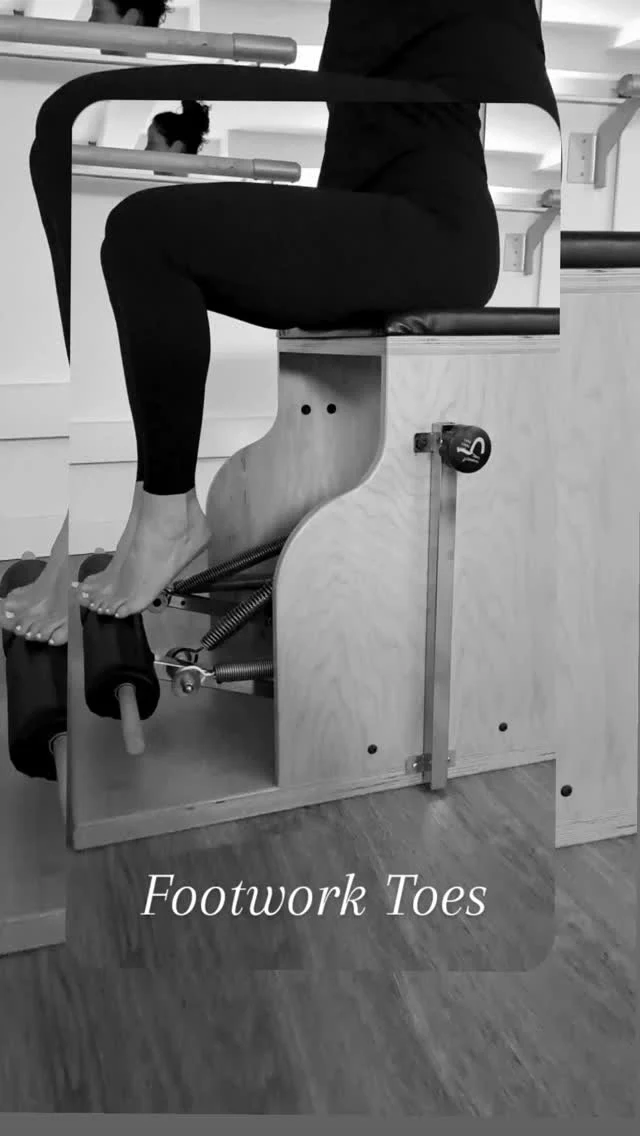 FOOTWORK: TOES

Ejercicio en Wunda Chair

🤔¿ Qué musculatura está implicada en este ejercicio?

• Musculatura Abdominal.
• Extensores vertebrales.
• Flexores, abductores, aductores y rotadores externos de la cadera.
• Estabilizadores escapulares. 
• Flexores del hombro.
• Flexores del codo. 
• Extensores de la rodilla.
• Flexores de la rodilla.
• Extensores y flexores del pie.
• Suelo pélvico.

🧘🏻‍♀️ Te animas a probar este ejercicio con nosotros?

🤗 TE ESPERAMOS EN @letspilatesalgorta 

#pilates #pilatesmaquinas #lovepilates #pilateslife #saludable #entrenamiento #energia #wundachair #ejerciciofisico #footwork #toes #letspilates #algorta #getxo #bilbao #vizcaya